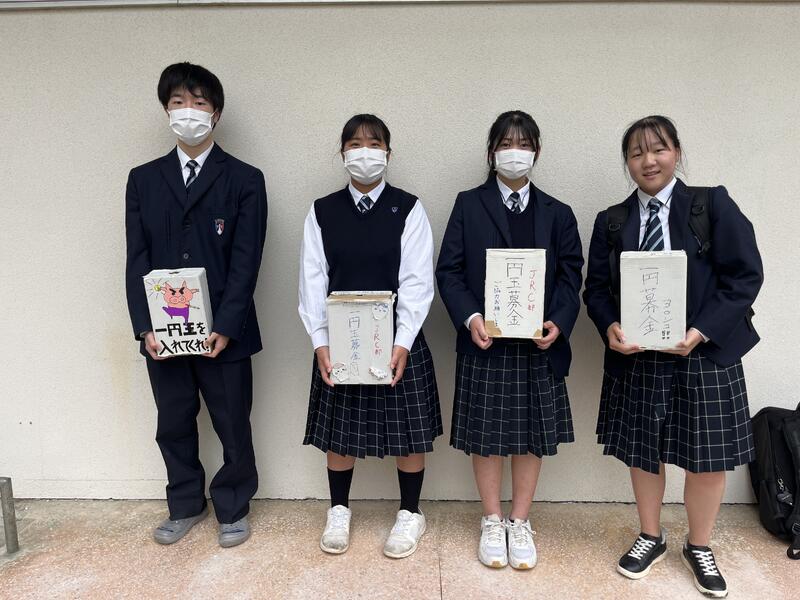 一円玉募金の呼びかけをしています。 募金